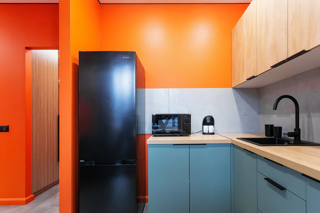 Стильная студия с кондиционером, качелями и кофеваркой