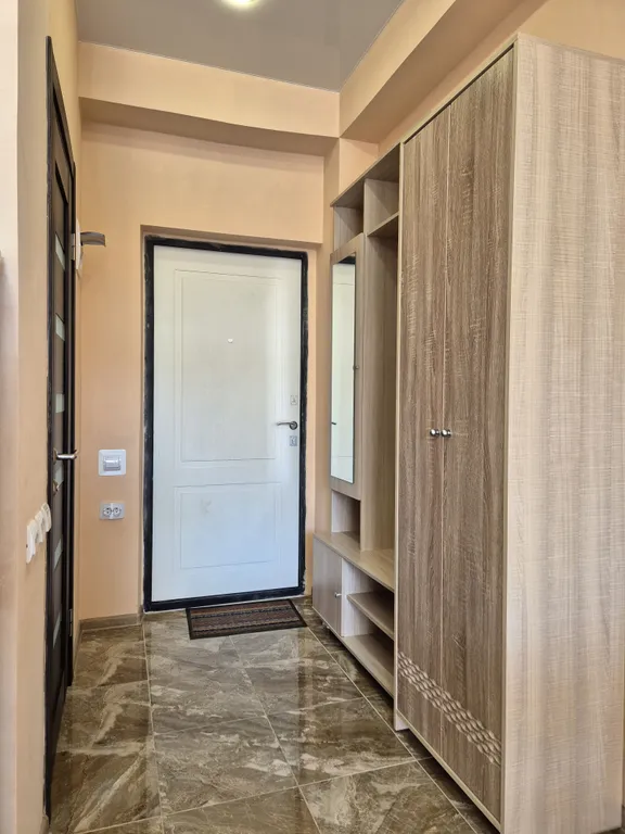 Яркая студия с видом на бассейн