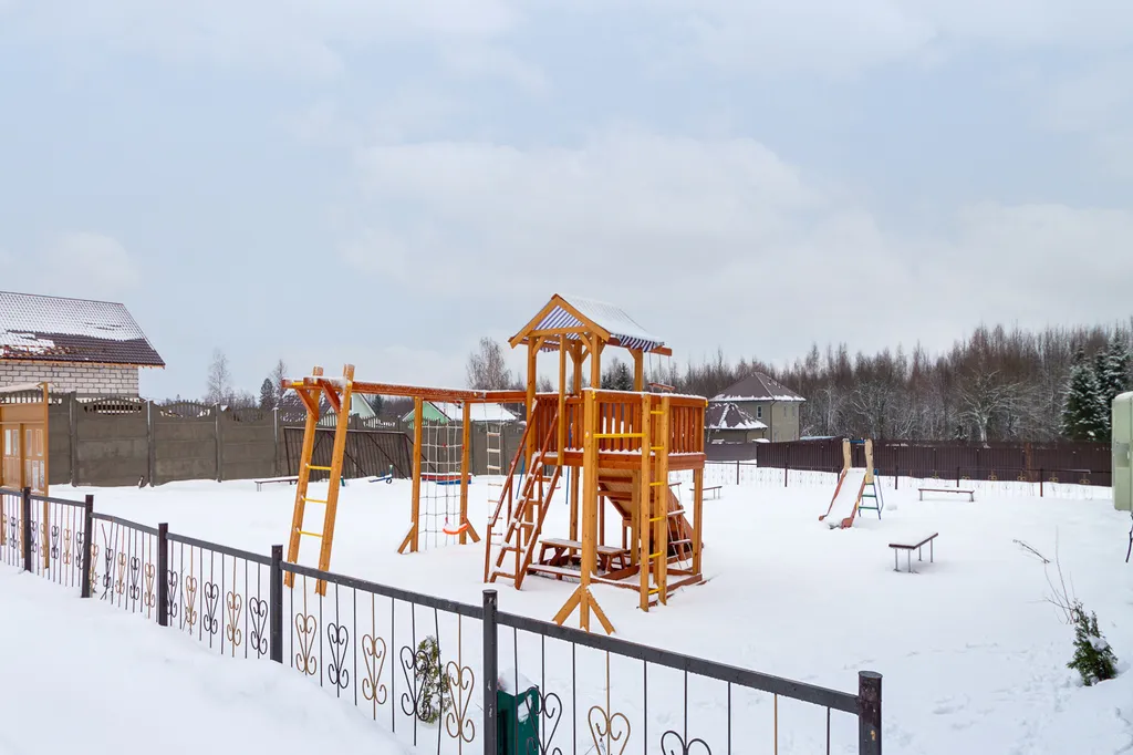 Уютный дом с панорамными окнами и видом на лес