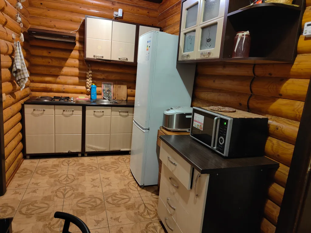 Деревянный коттедж с озером в горах