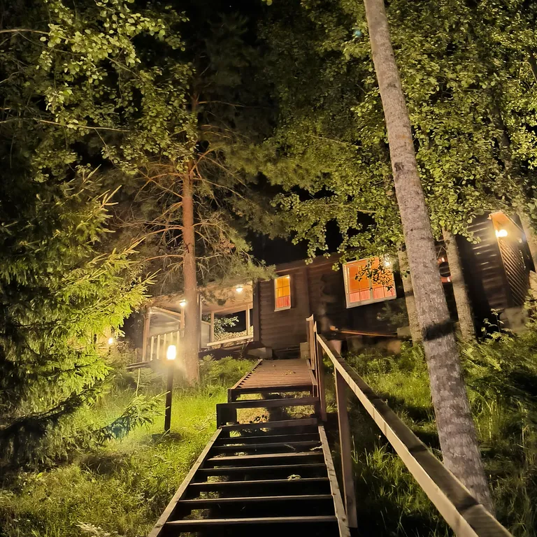 Дом на скале с панорамным видом на озеро