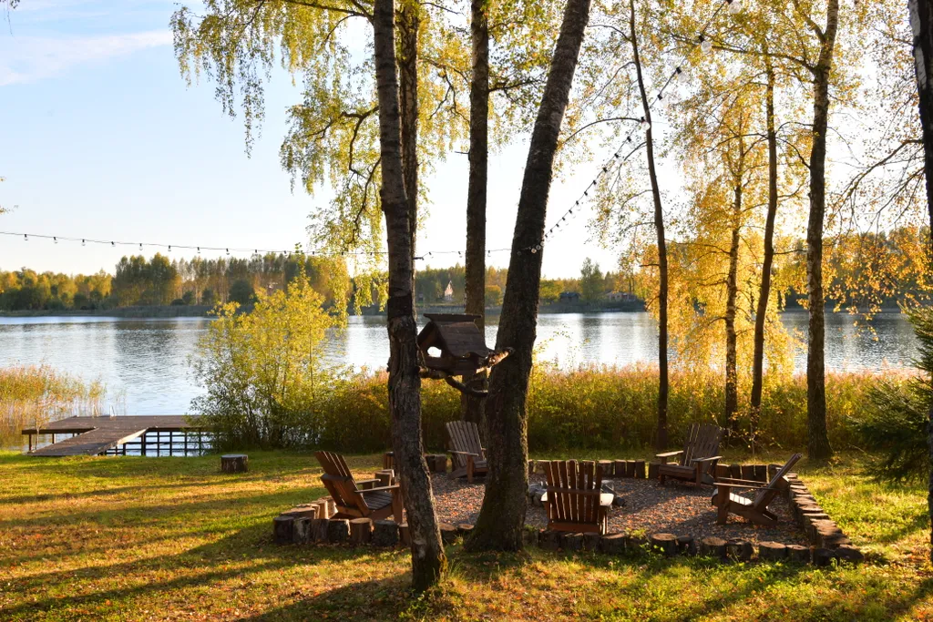 Уютный дом на живописной поляне в лесу с панорамными окнами