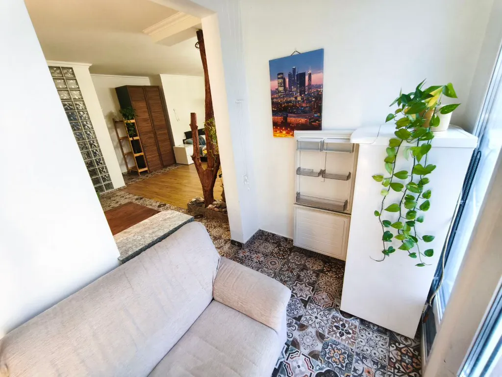 Студия с камином, деревом и видом на реку