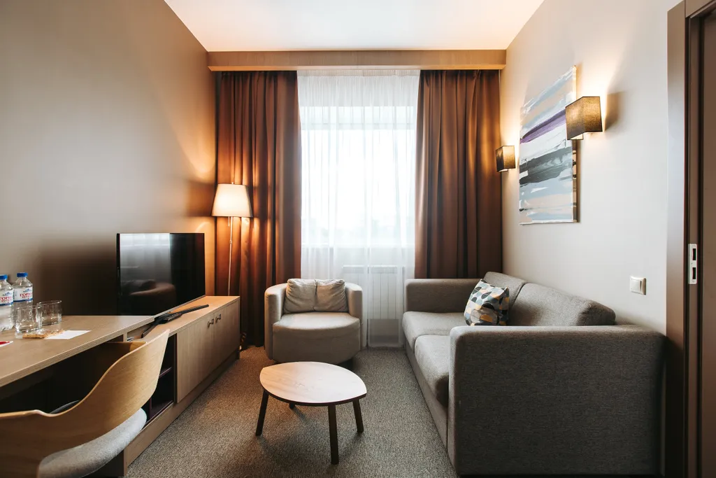 Номер люкс с двуспальной кроватью и диваном