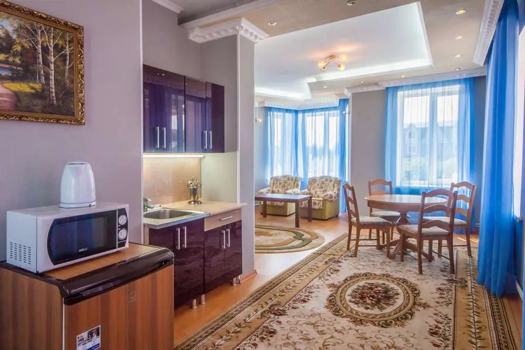 Дом с видом на сад и озеро