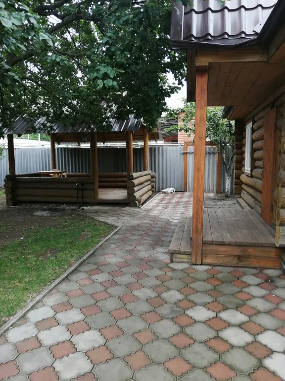 Жилой деревянный двухэтажный дом