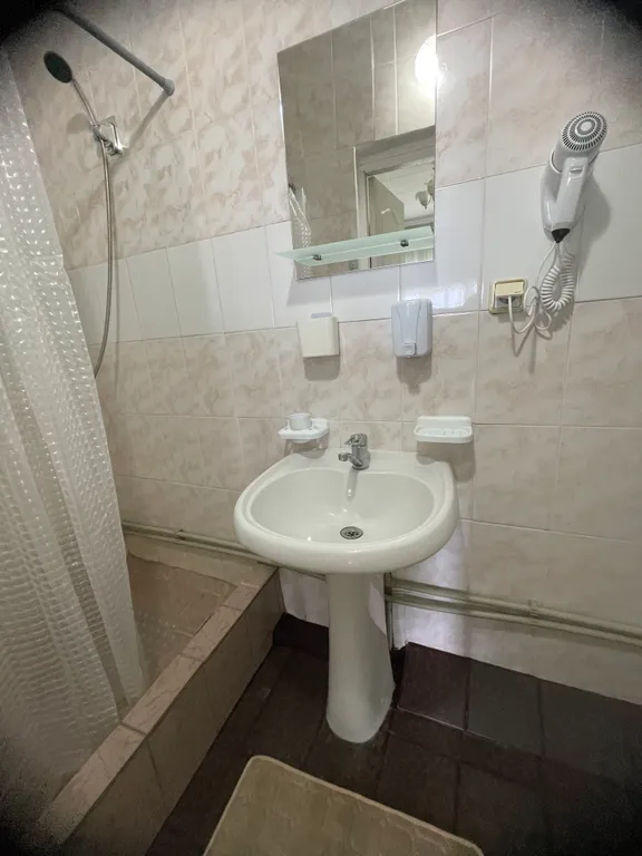 Уютный и комфортный 2х местный номер с одной двухспальной кроватью