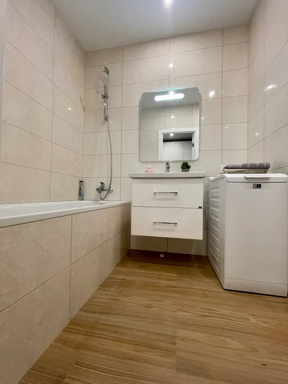 Новая квартира с кроватью возле панорамного окна, высокий этаж