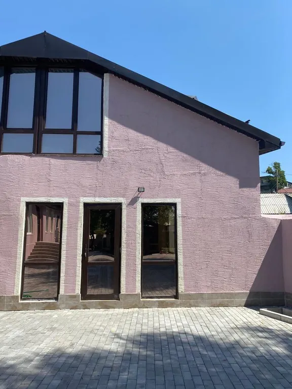 Розовый дом в горах