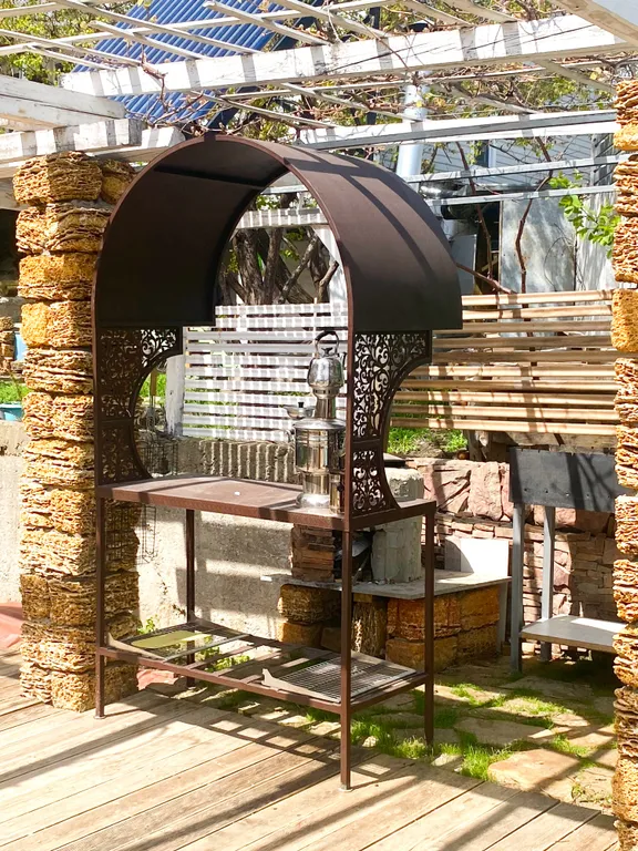 Дом с подогреваем бассейном, зоной отдыха в самом центре Новороссийска