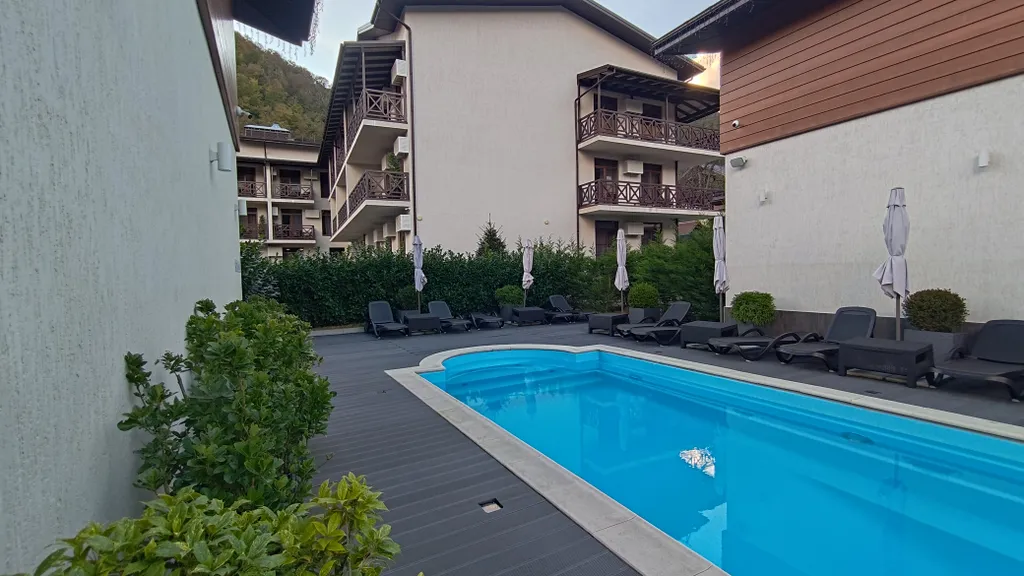 Студия в центре с балконом и видом на горы + бассейн/сауна