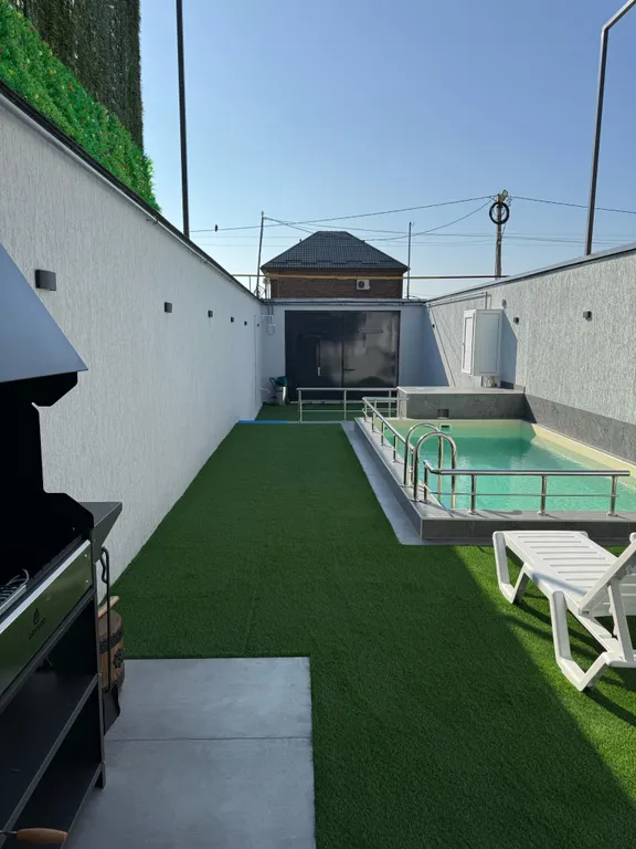 Шикарный дом с бассейном на берегу