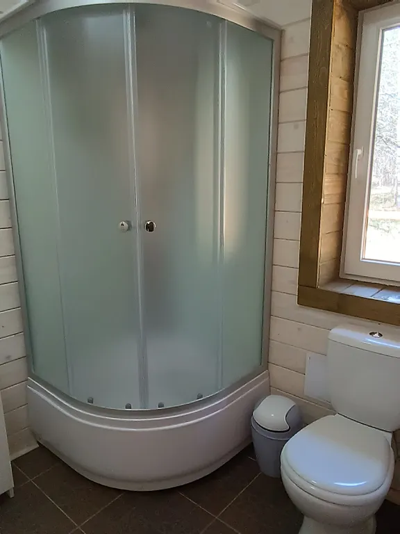 Дом в лесу у ручья