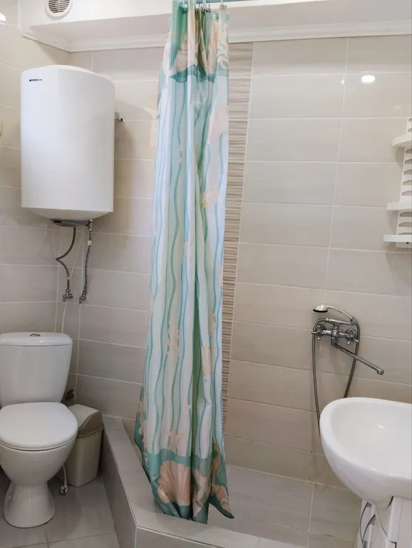 Зелёная студия с видом на море и горы