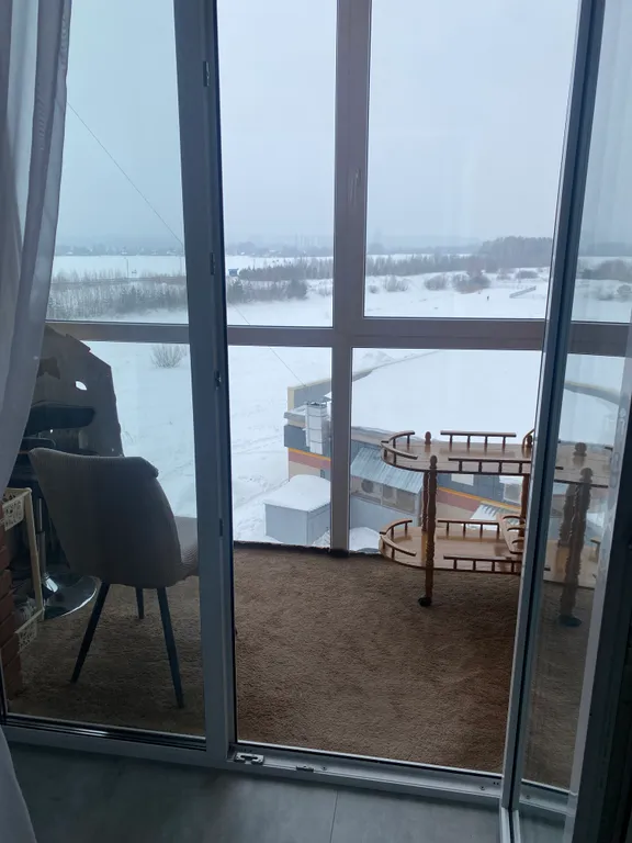 Хорошая, светлая  квартира в современном районе на берегу озера