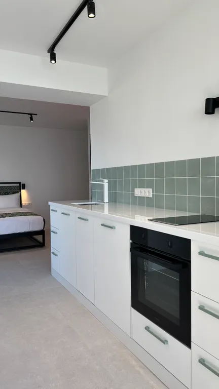 Апартамент с панорамной ванной рядом с морем