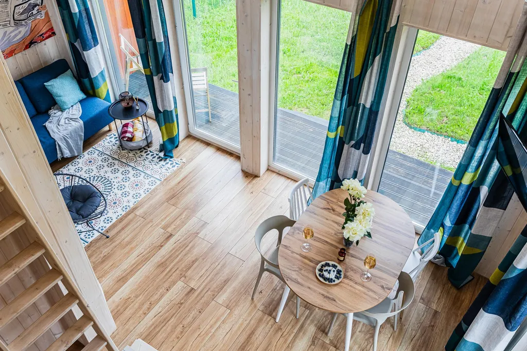 Яркий коттедж с панорамным видом на лес рядом с баней