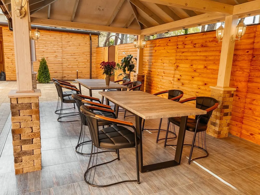 2 деревянных домика из сруба с беседкой-барбекю во одном дворе