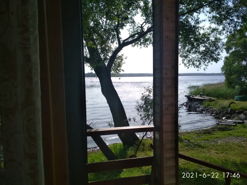 Коттедж Двухэтажный апартамент в доме на берегу озера — Луга