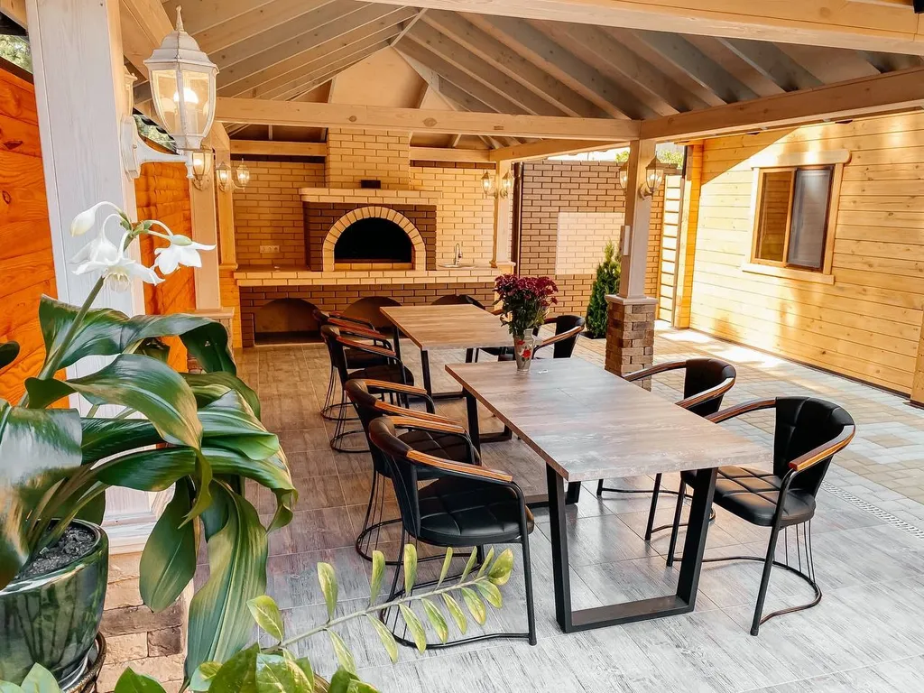 2 деревянных домика из сруба с беседкой-барбекю во одном дворе