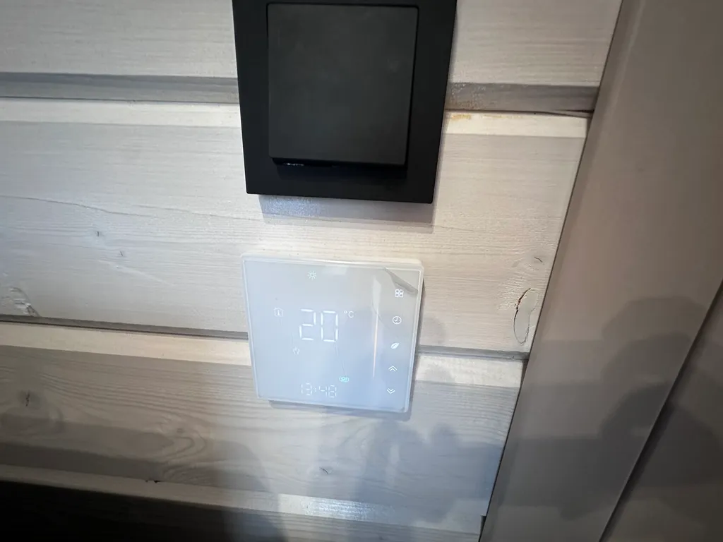 Коттедж Уютный современный дом в сосновом лесу у озера — Запорожское