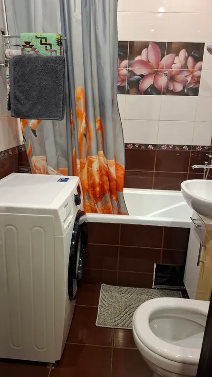 Уютная однокомнатная квартира в спокойном районе, с кроватью и диваном