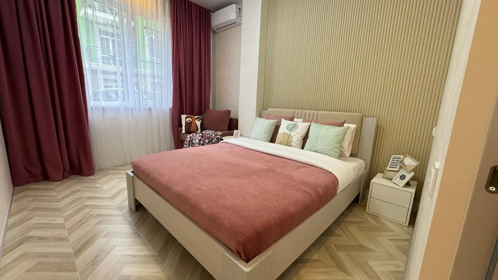 Евротрехкомнатный апартамент с балконом на первой линии