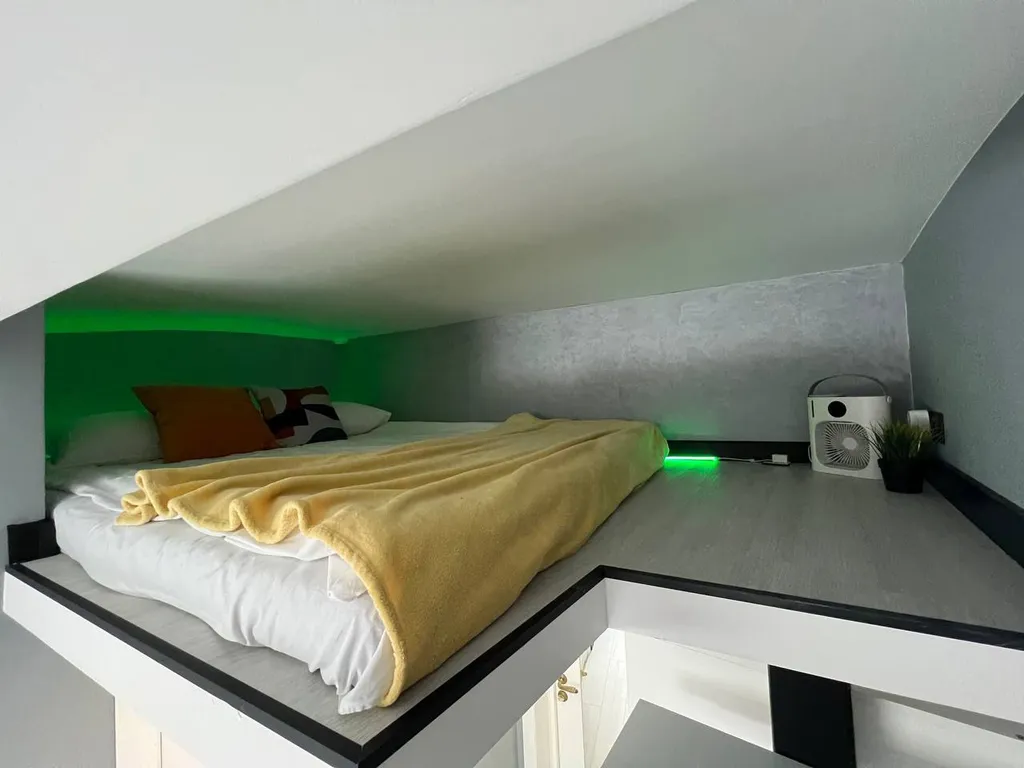 Квартира Квартира Уютная студия Neon Feather в 8 минутах на метро от самого центра — Москва