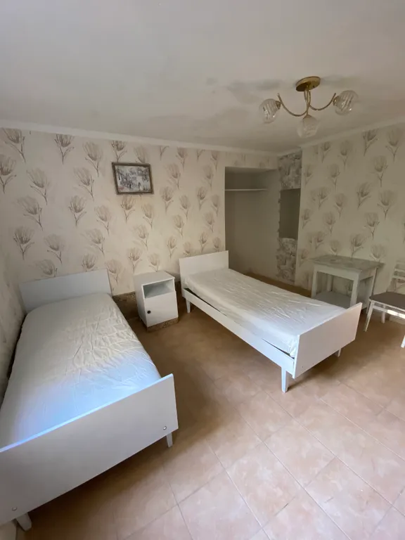 Трёхместный номер на 1-м этаже с кондиционером и общим санузлом