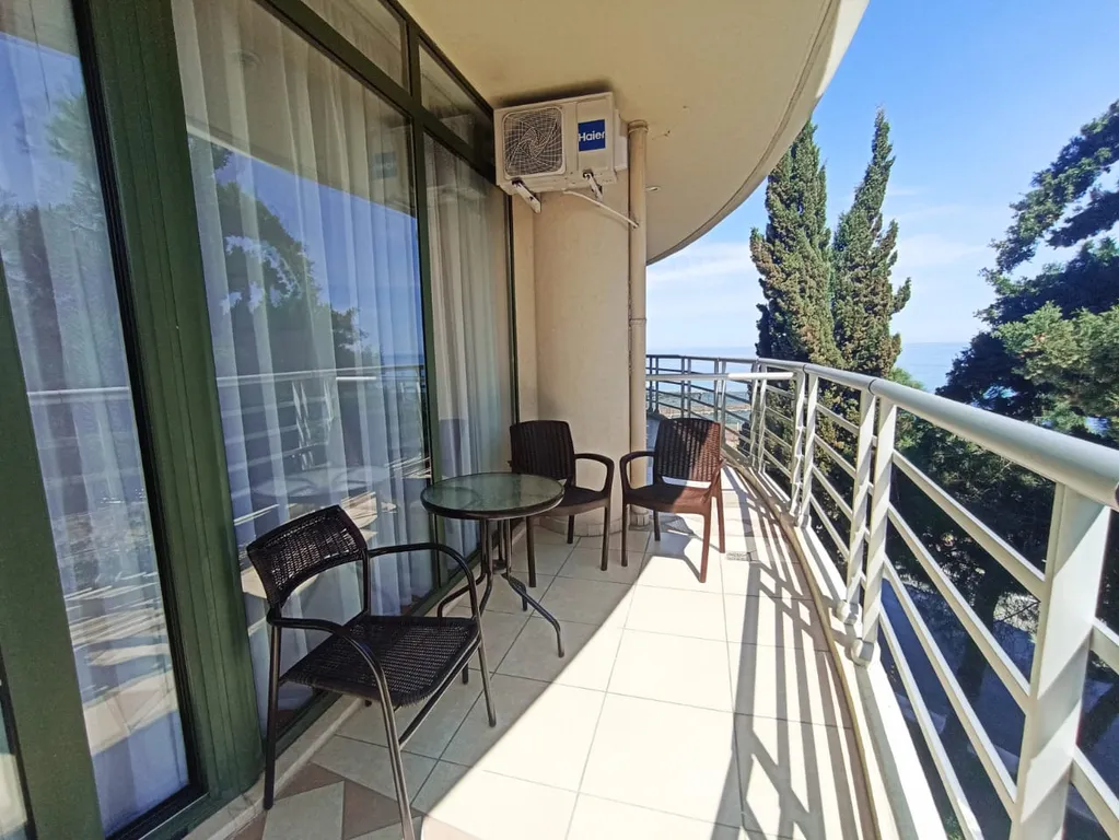 Номер-студия с видом на море на набережной Алушты в отеле Аквапарк