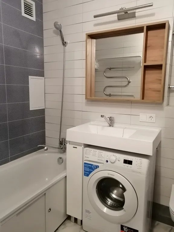 Студия с видом на город