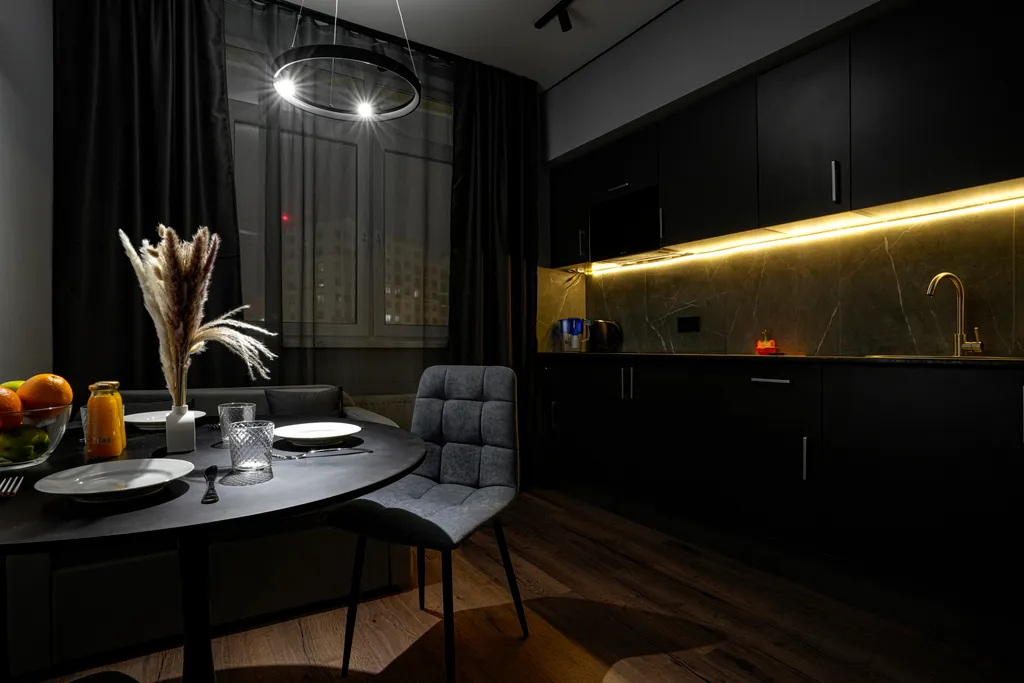 Luna Moscow — дизайнерская квартира с зеркальной мозаикой возле кровати