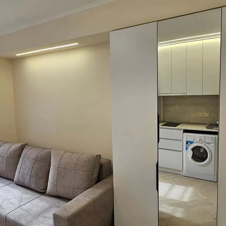 Около метро Барекамутян и института Мергеляна