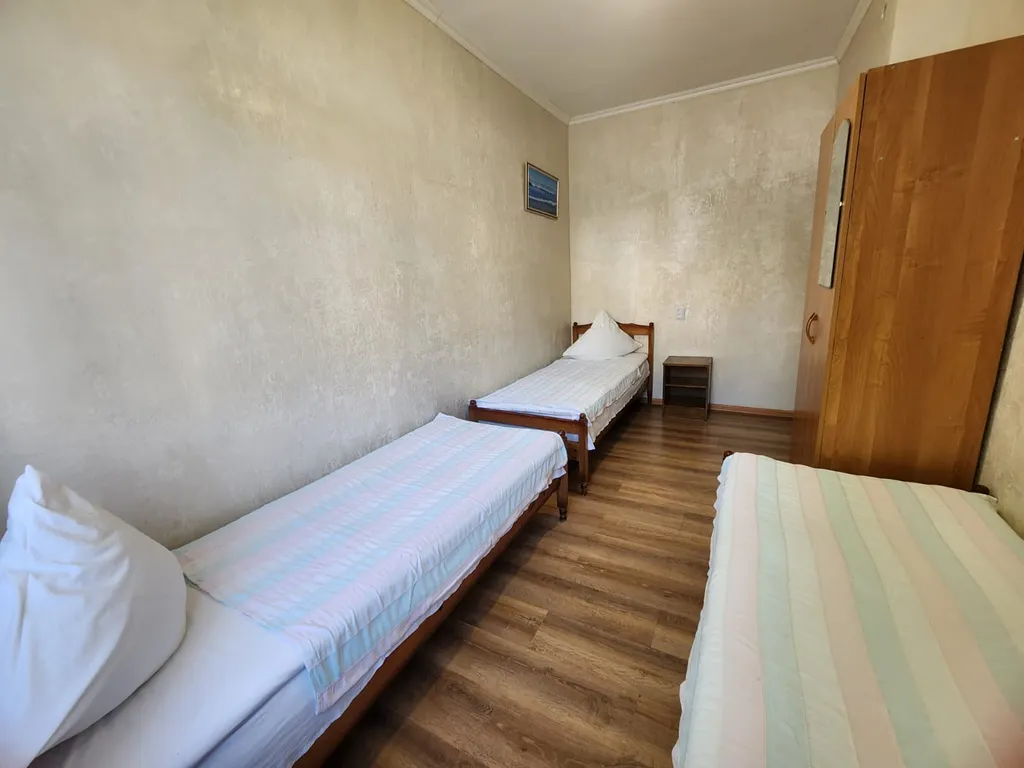 Трёхместный номер эконом с видом на море