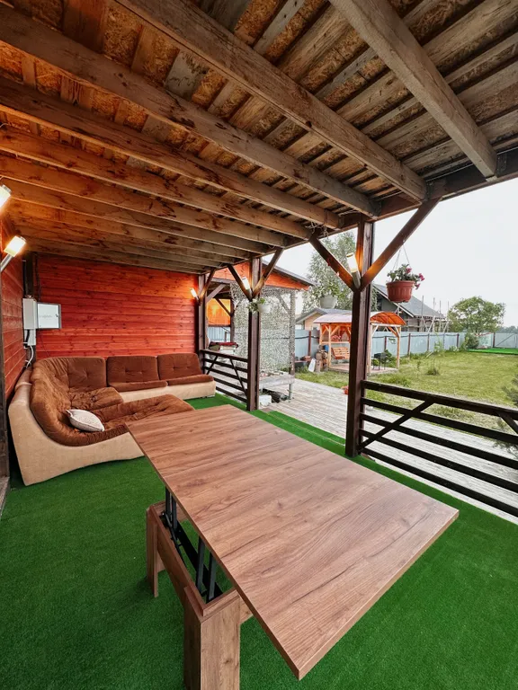 Двухэтажный дом на берегу реки Волга