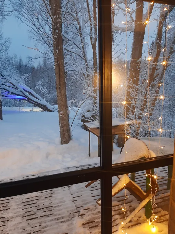 Дом на склоне холма у реки