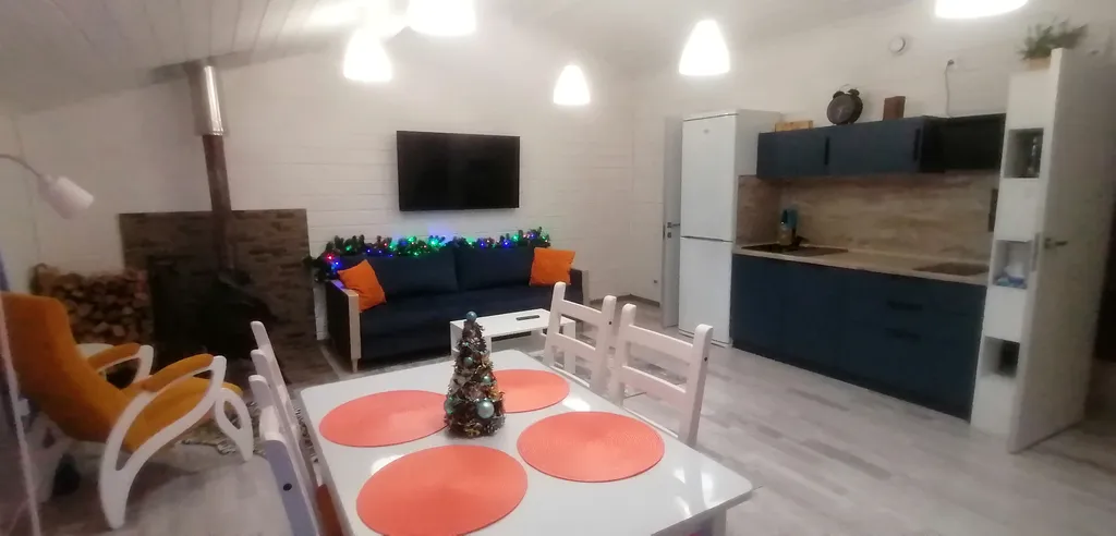 Дом с панорамными окнами на участке 10 соток