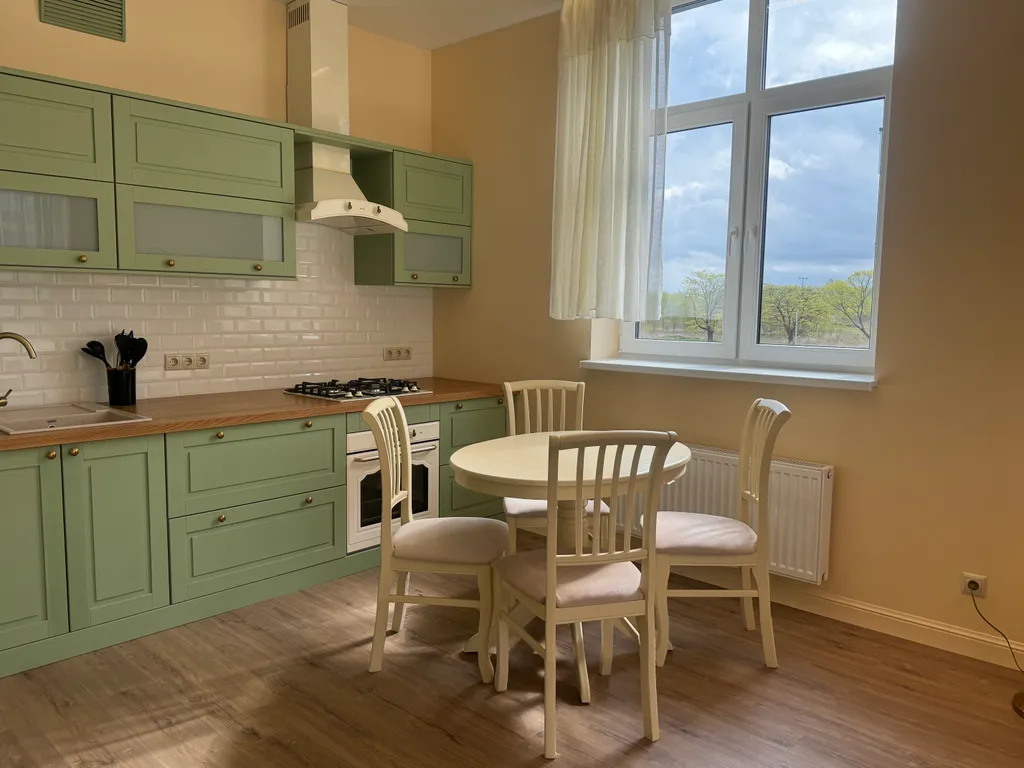 Солнечная квартира с мебелью из натурального дерева, рядом с морем