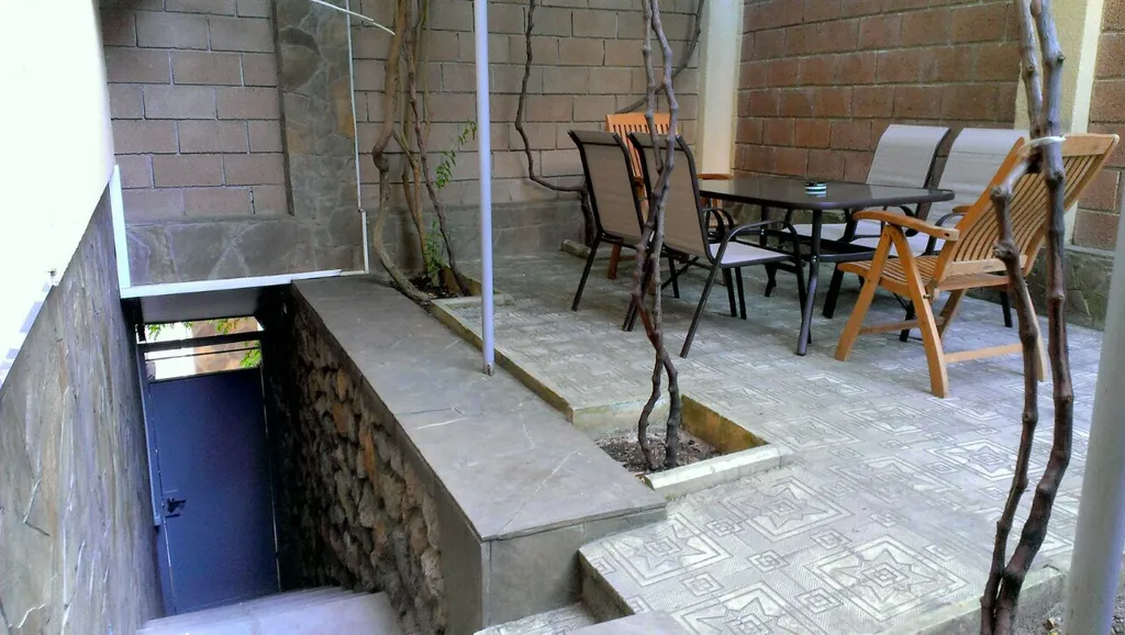 Коттедж с двориком и гаражом