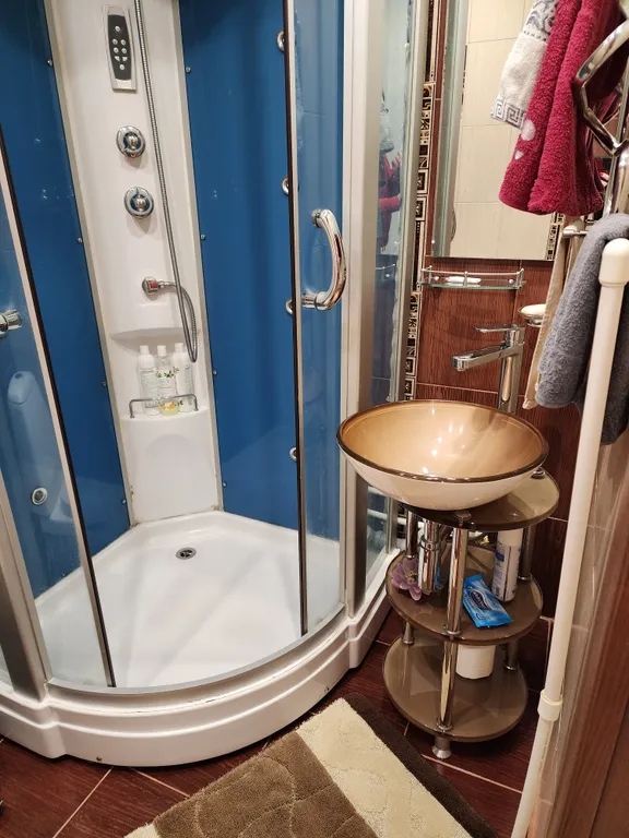 Стильная квартира с большой кроватью.