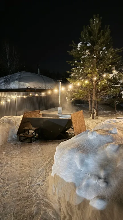 Уютный дом с чаном на опушке леса