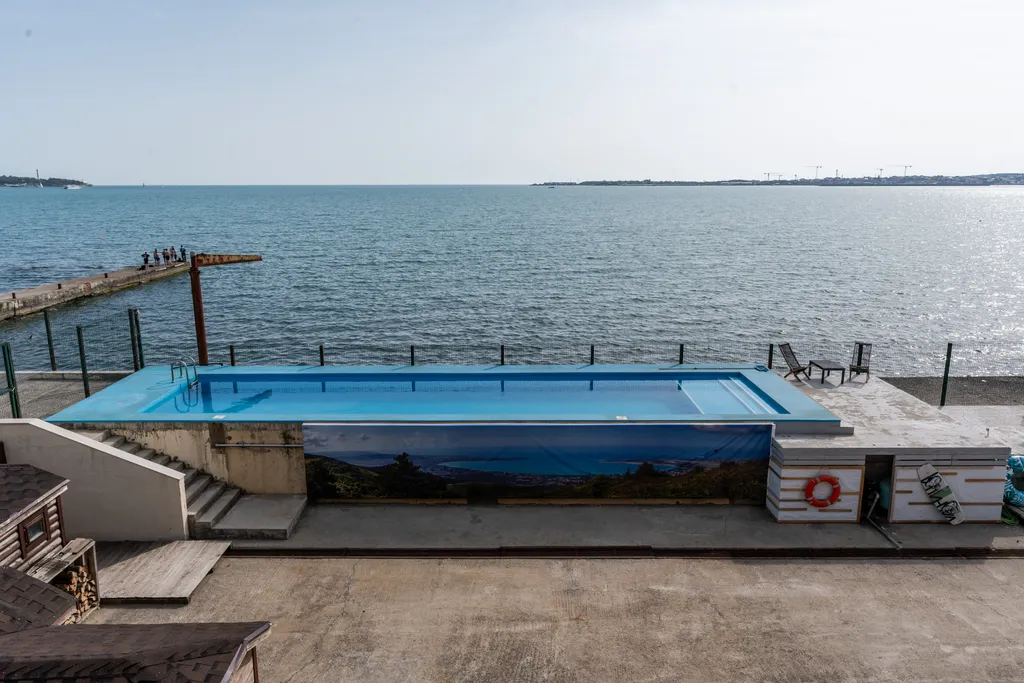 Эллинг на берегу моря