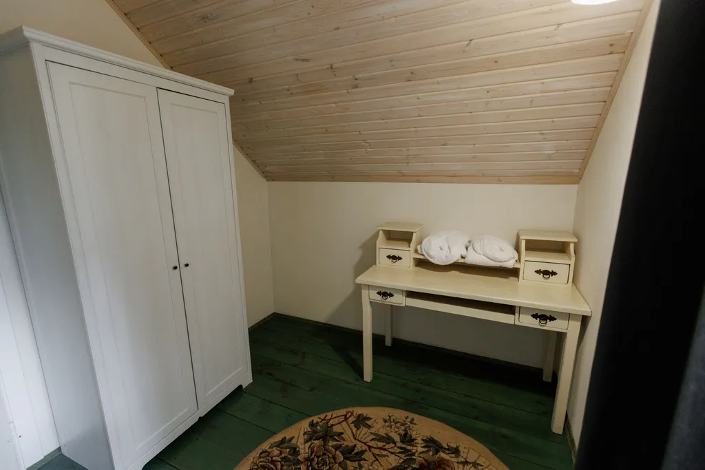 Коттедж в окружении лесных деревьев