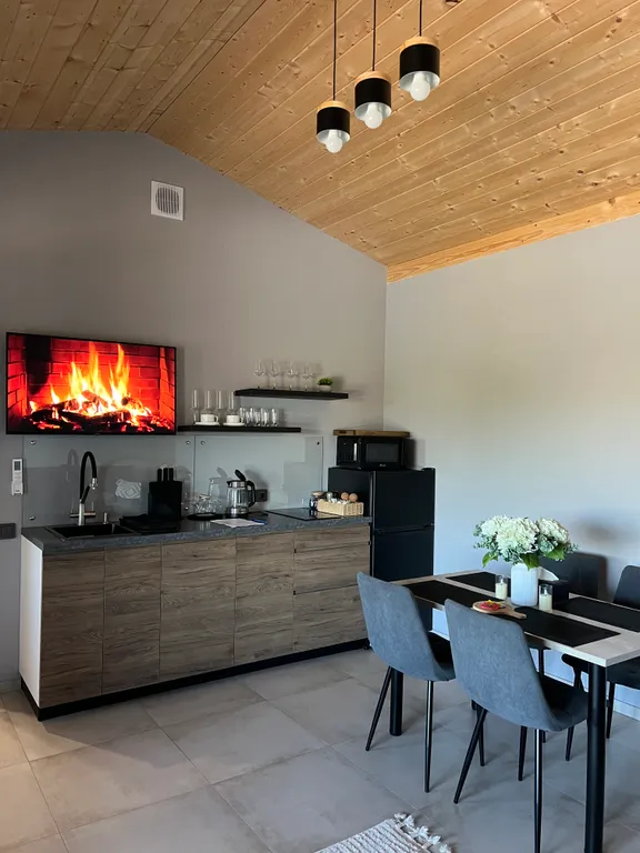 Теплый домик на берегу озера с баней и чаном