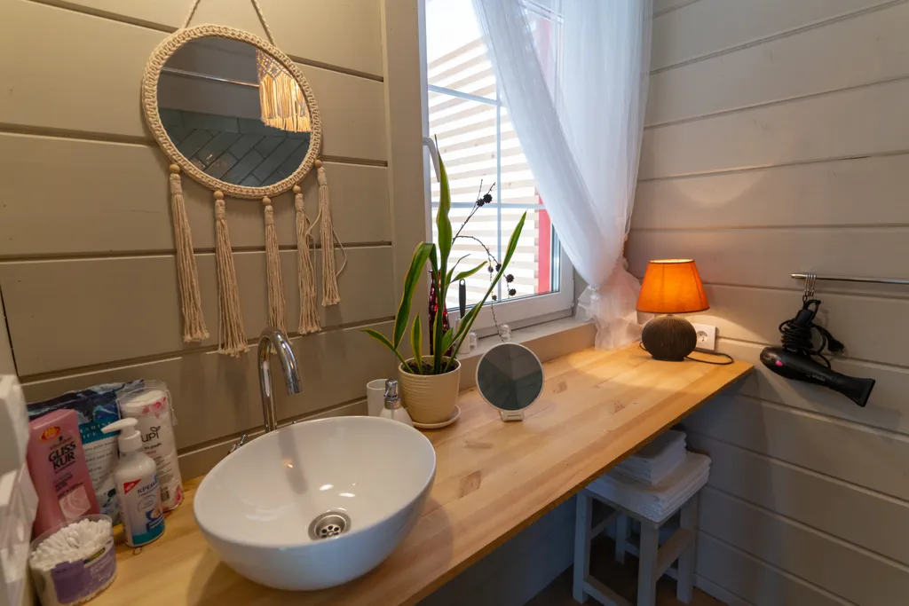 Дача с красными карпами с баней и чаном