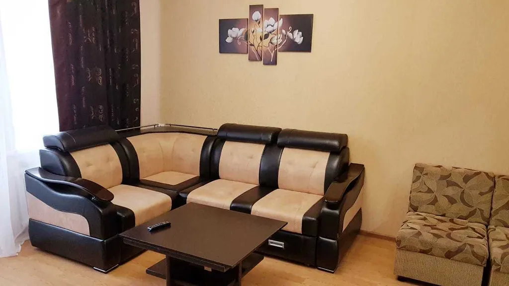 Просторная квартира в центре — аренда посуточно в Октябрьский