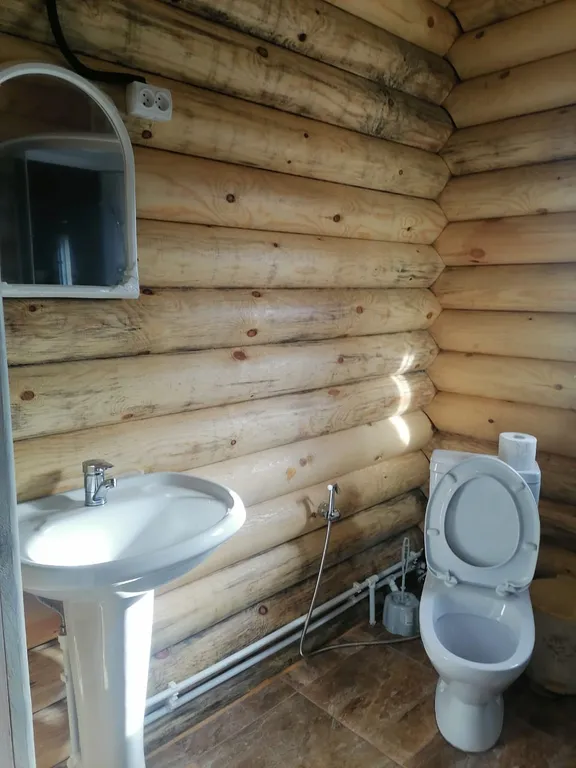 Домики на берегу моря в городе