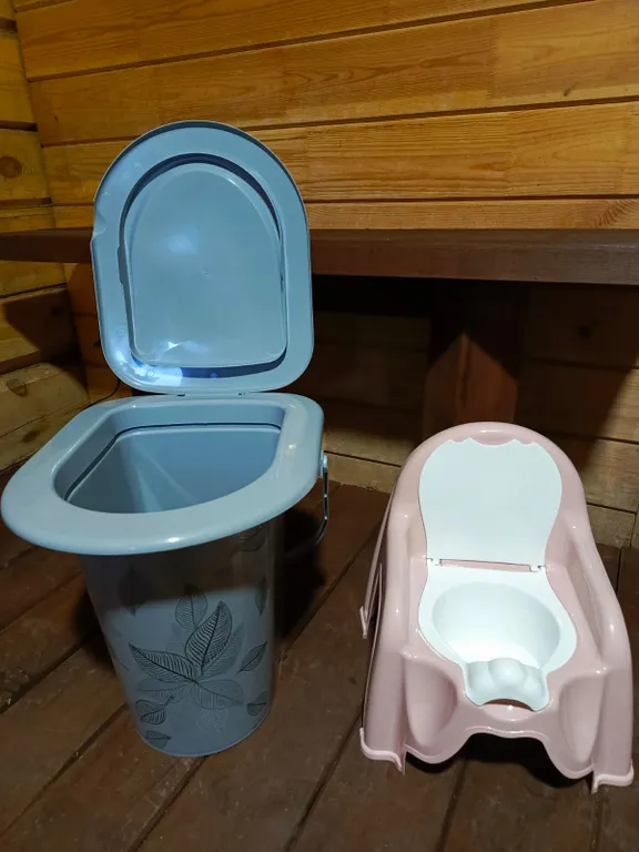 Домик в деревне на берегу реки