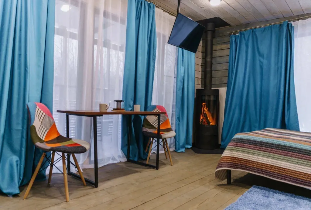 Коттедж с камином и большой террасой