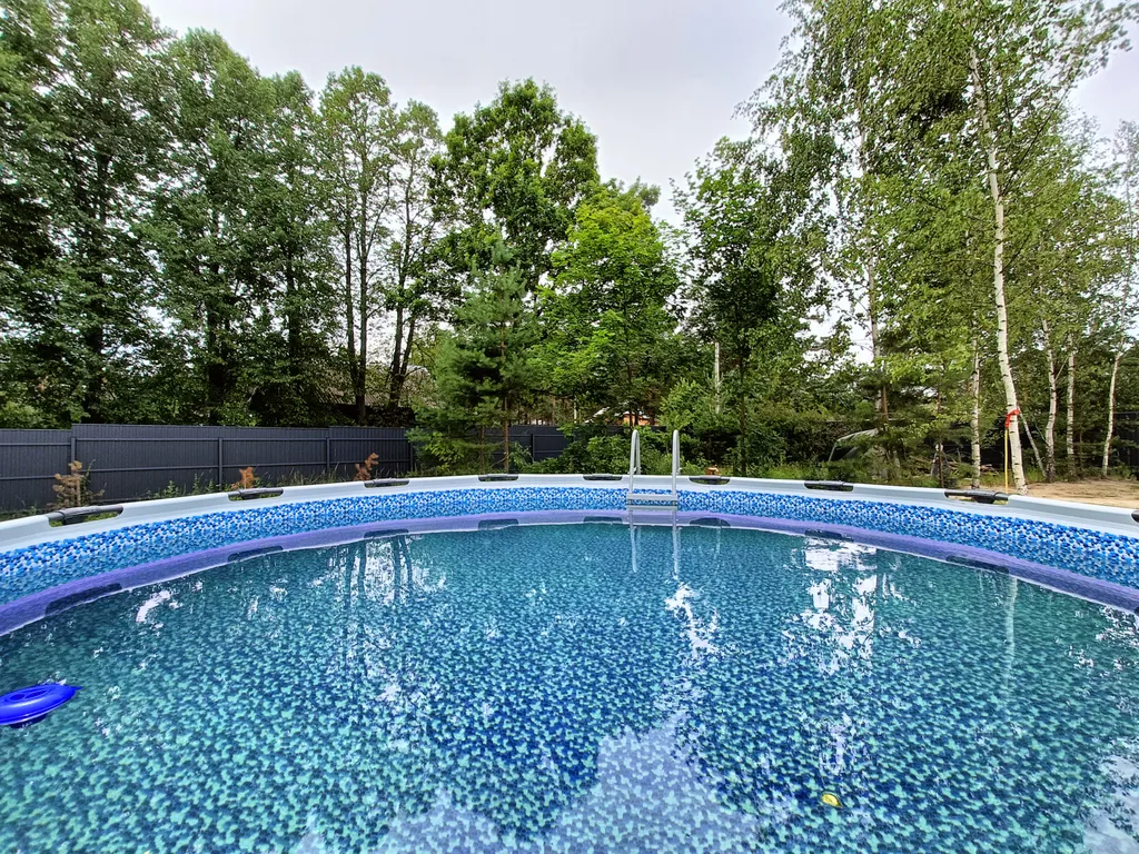 Уютный дом с панорамными окнами и бассейном на участке 15 соток